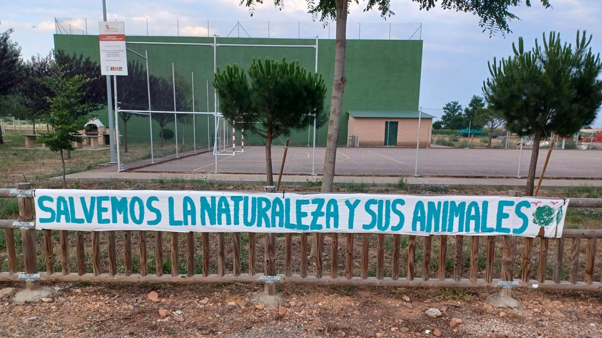 Pancarta frente al frontón de La Milla contra las placas. | L.N.C.