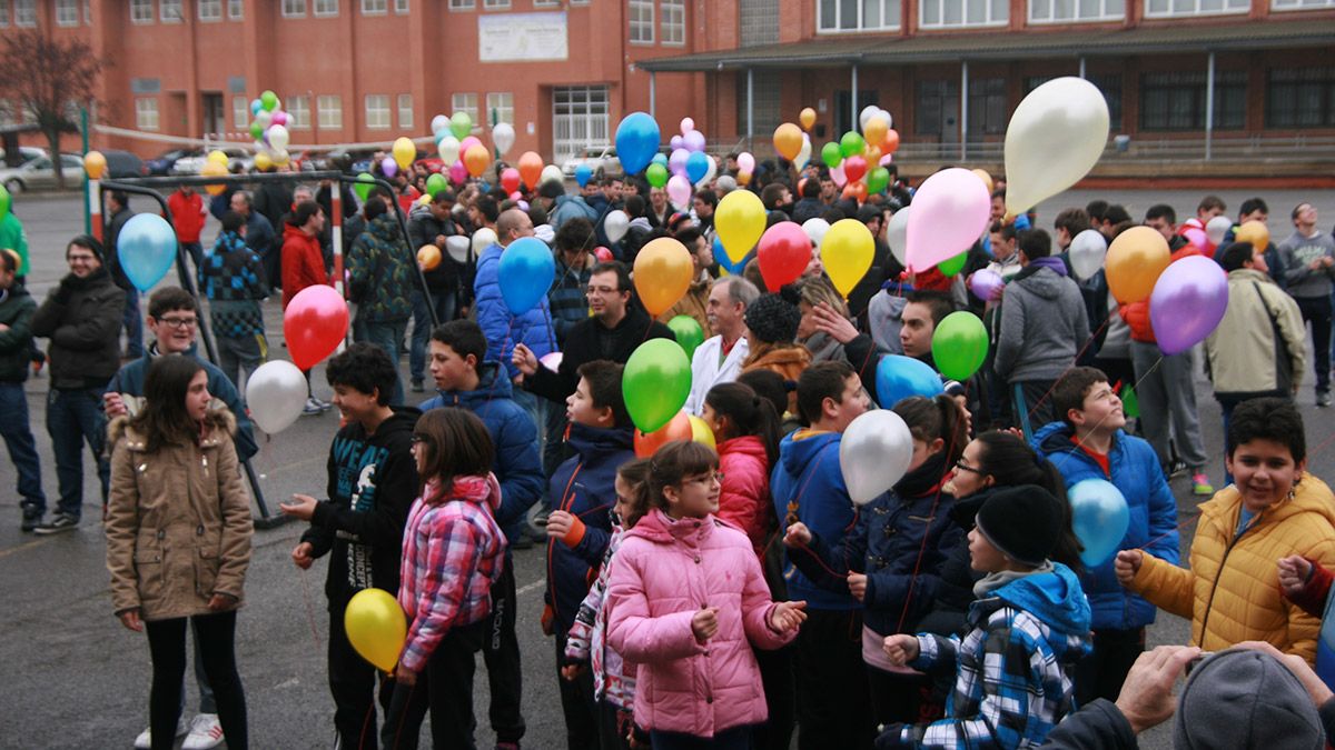 El colegio de León se unió a los actos de celebración con una suelta de globos.