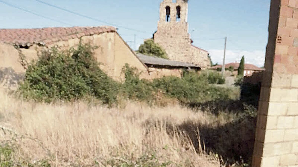 Estado que presenta uno de los solares, en Tabuyuelo de Jamuz. | L.N.C.