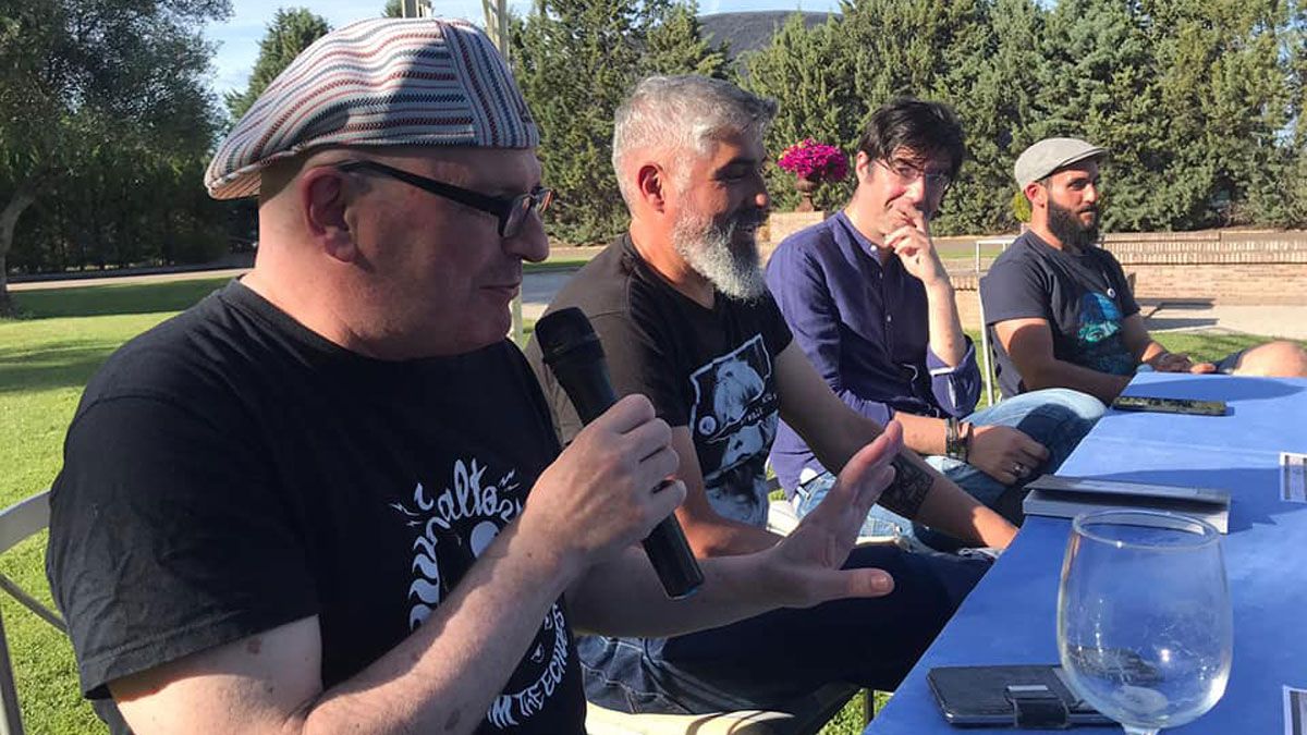 Presentación de uno de los poemarios compartidos de Yebra, con Ruy Vega a su lado, en el Munic de Carracedelo.