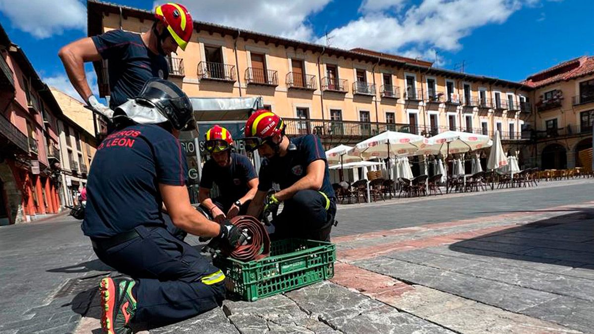 Los bomberos durante la realización del mapa de riesgos. | BOMBEROS AYTO. LEÓN
