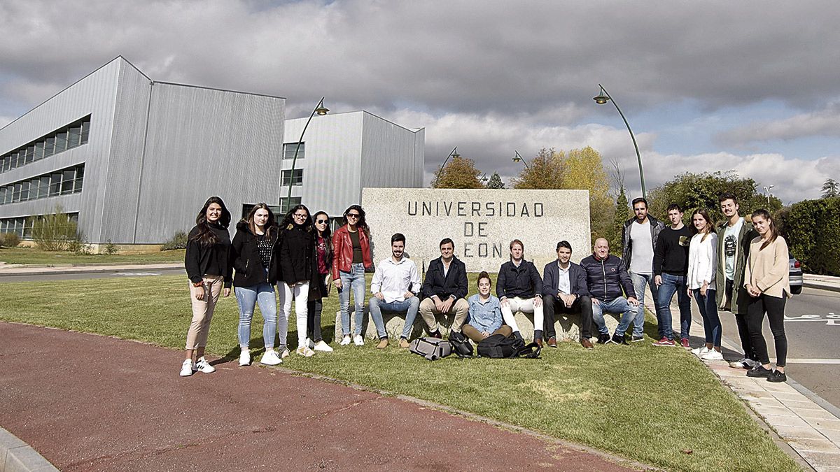 Imagen de archivo de diferentes generaciones de leoneses que se han formado en la Universidad de León. | SAÚL ARÉN