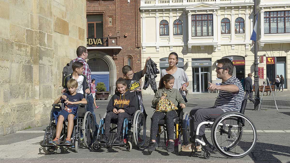 Imagen de archivo de personas en silla de ruedas por las calles de la ciudad de León. | MAURICIO PEÑA