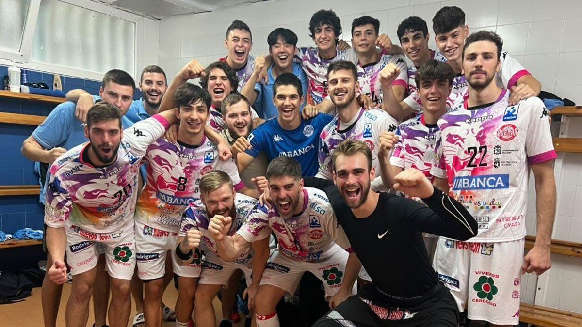 El Ademar celebra en el vestuario la victoria que les daba la Copa de Castilla y León. | ADEMAR