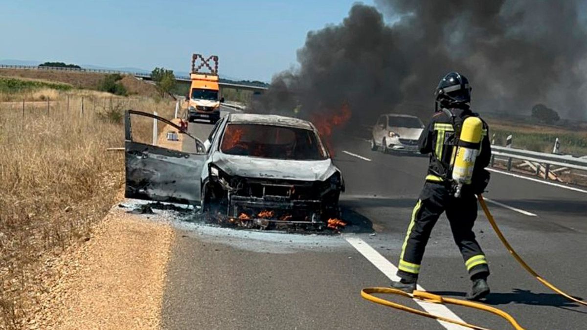 incendio-coche-astorga-29082022.jpg incendio-coche-astorga-29082022.jpg