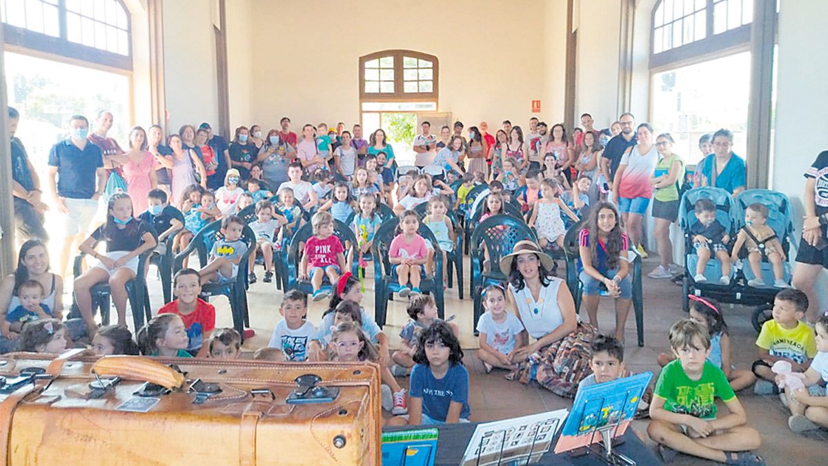 Niños y mayores, desplazados en su mayoría en el tren, llenaron el atractivo Espacio Telefunken. | H. ESCOBAR