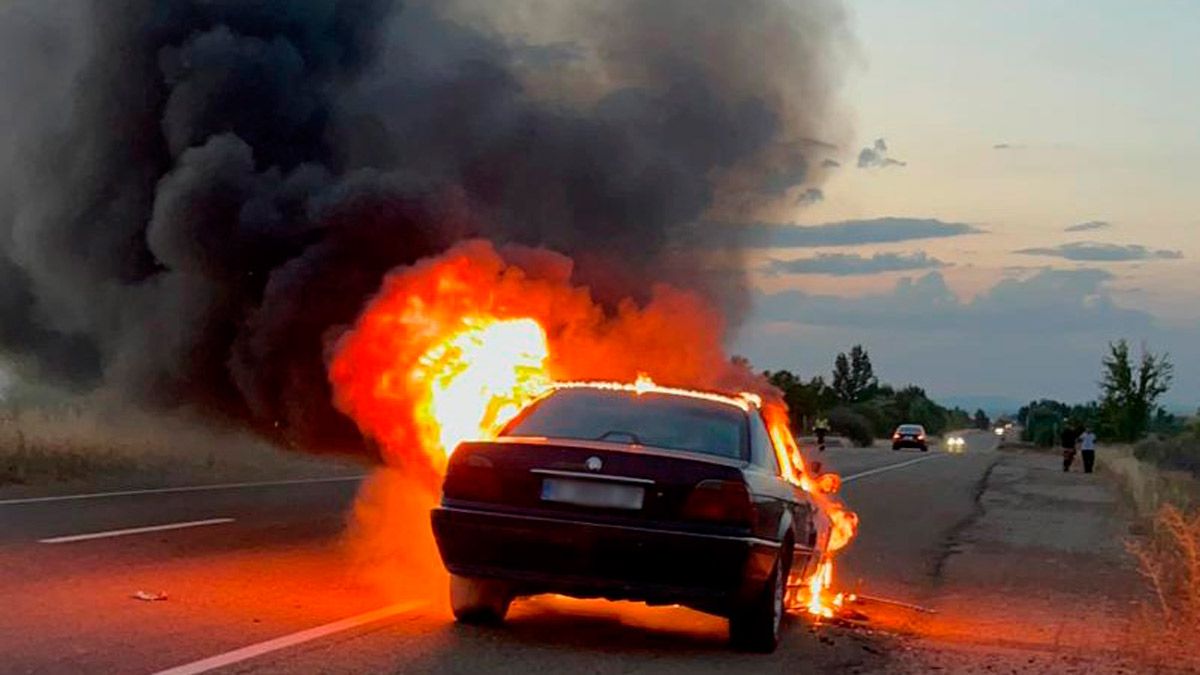 incendio-coche-mansilla-29082022.jpg incendio-coche-mansilla-29082022.jpg