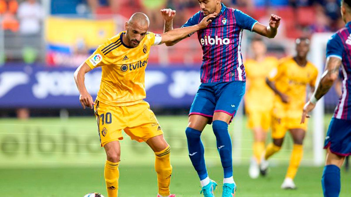 Yuri protege el balón frente al defensor del Éibar durante el choque en el que acabó lesionado. | LALIGA