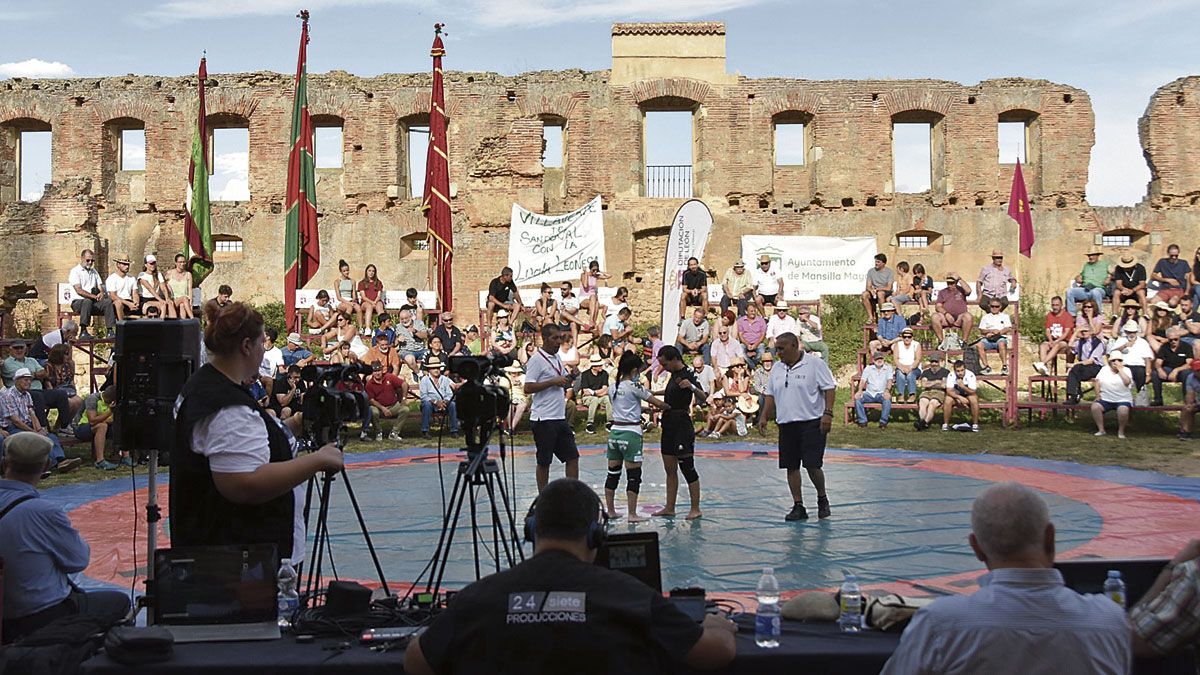 El telón de fondo del monasterio fue protagonista de numerosas fotos. | TELES