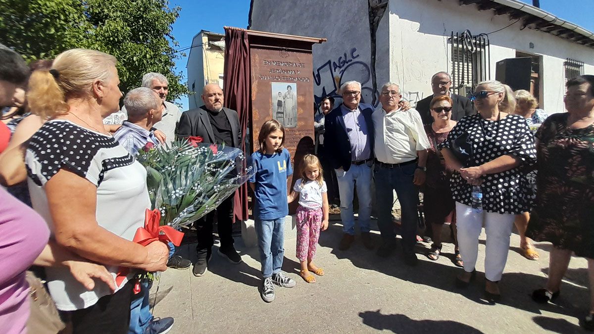 Familiares de Jerónima y Fernando al lado del monolito que les recuerda y de la corporación que ha querido rendirles homenaje. | MAR IGLESIAS