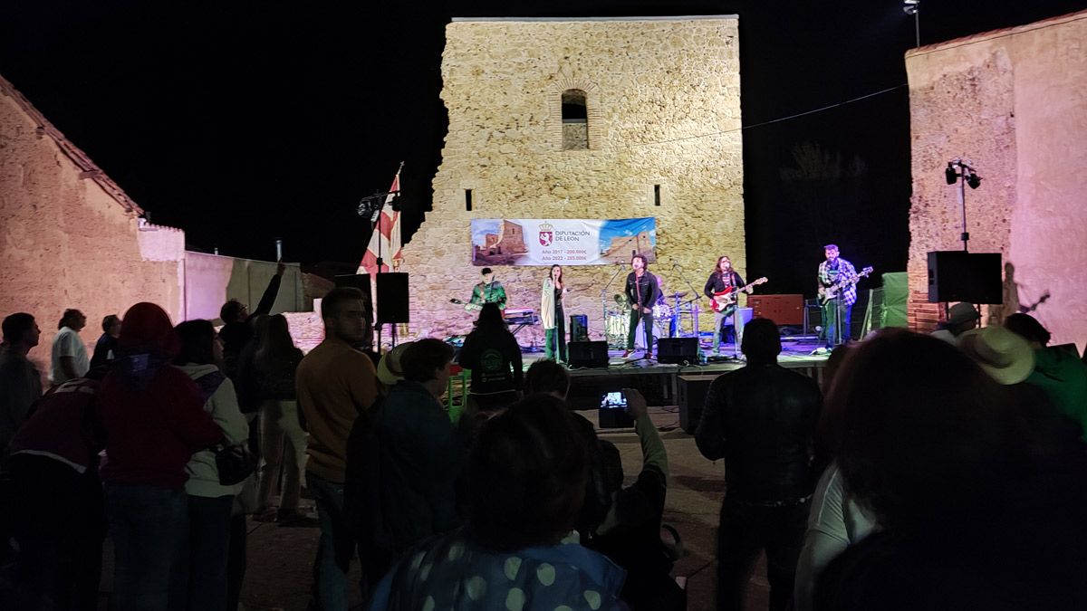 Top Líder actuando con el castillo de Alcuetas de fondo para sacar fondos para su reconstrucción. | A. RODRÍGUEZ