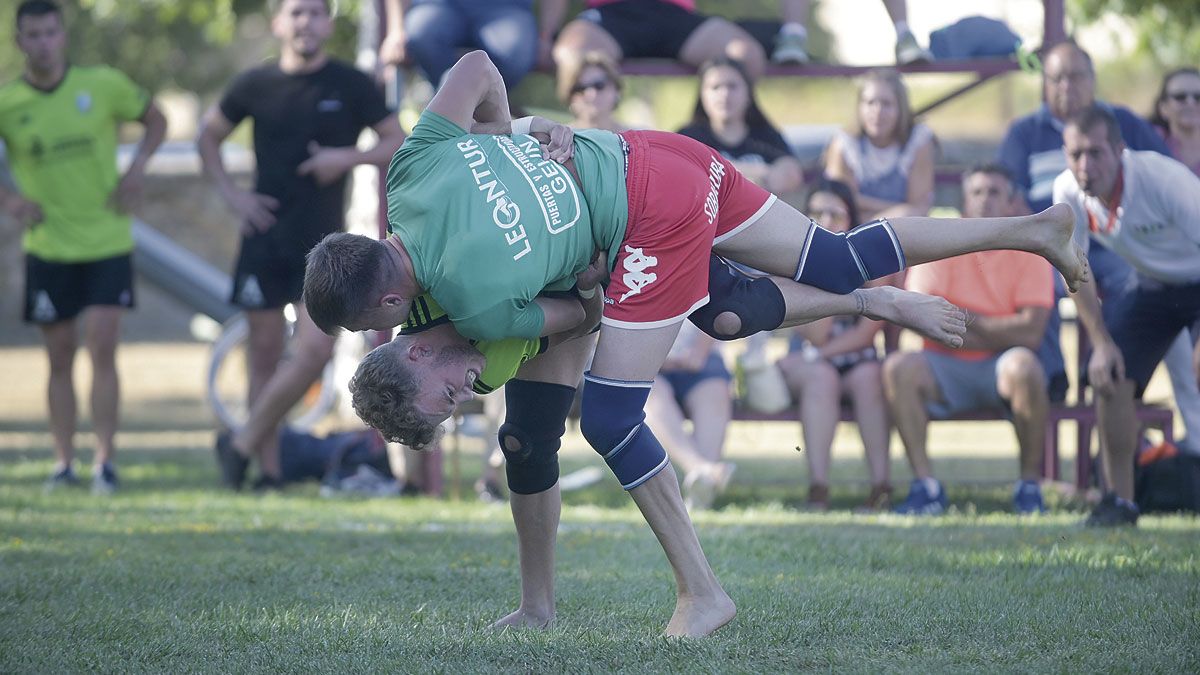 Florián Yugueros logró, derrotando a Fer en la final, ganar en Riello su primer corro en categoría senior después de estar en varias finales. | JESÚS F. SALVADORES