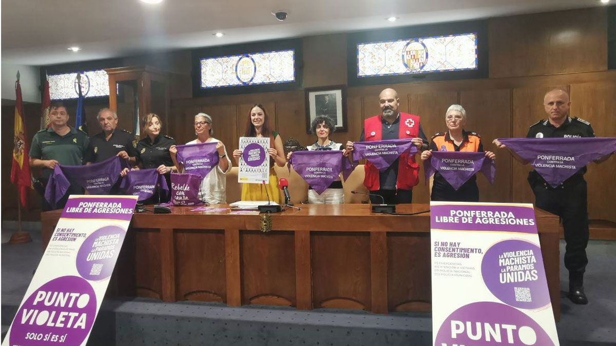 Presentación de los Puntos Violeta en el Ayuntamiento de Ponferrada, en una foto de archivo. | Javier Fernández