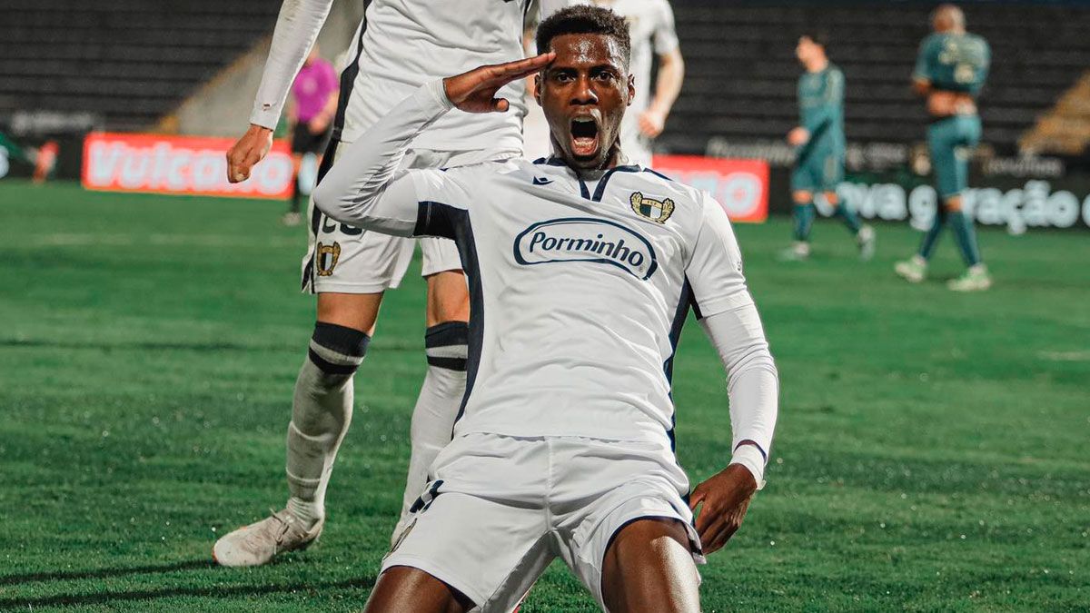 Heriberto Tavares celebra uno de sus goles en Portugal. | HERIBERTO