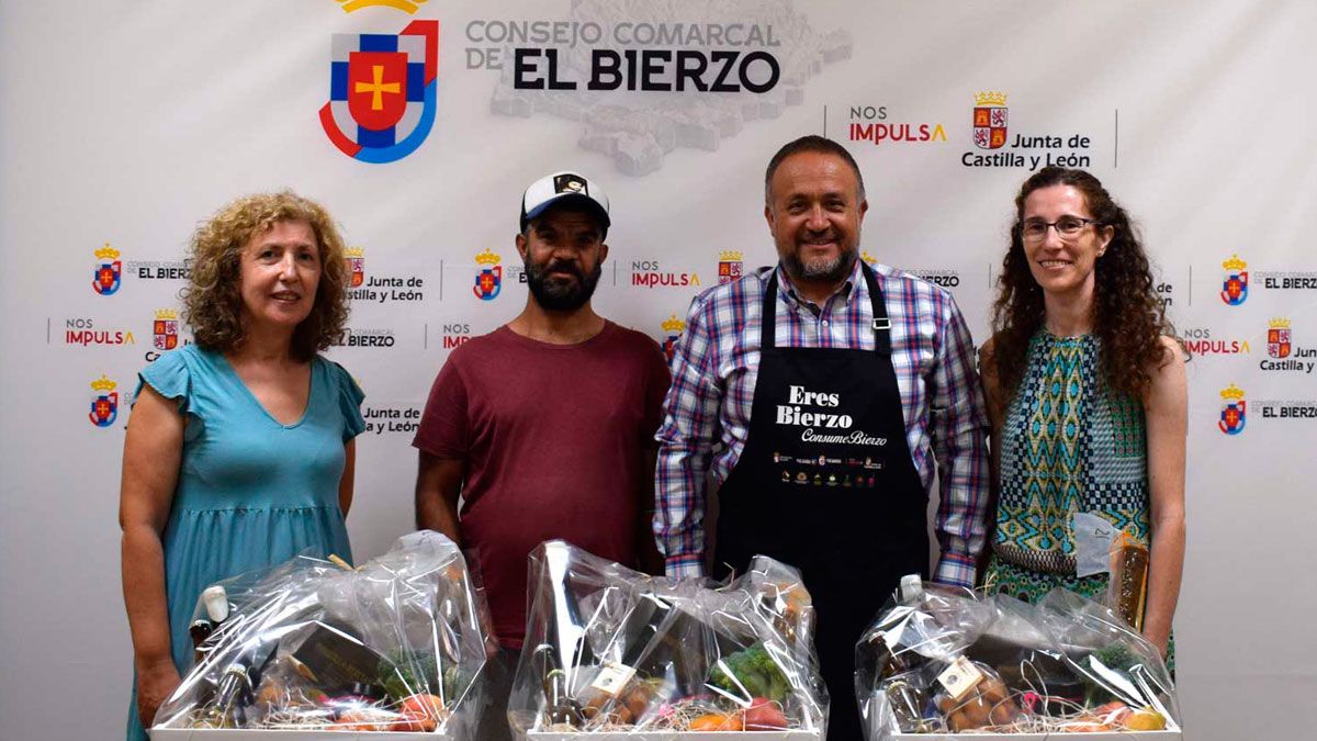 Entrega de las cestas con productos a los ganadores.