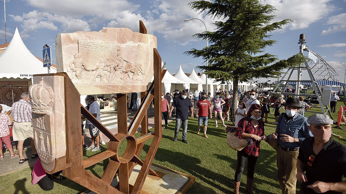 La Feria multisectorial de Santa María del Páramo siempre atrae a miles de visitantes durante los tres días de su celebración. | SAÚL ARÉN