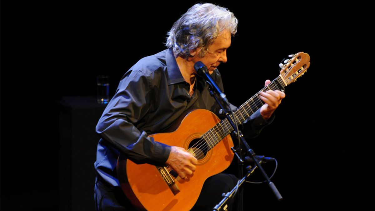 Un instante de uno de los conciertos de Paco Ibáñez mientras toca la guitarra. | Jaume Aragay
