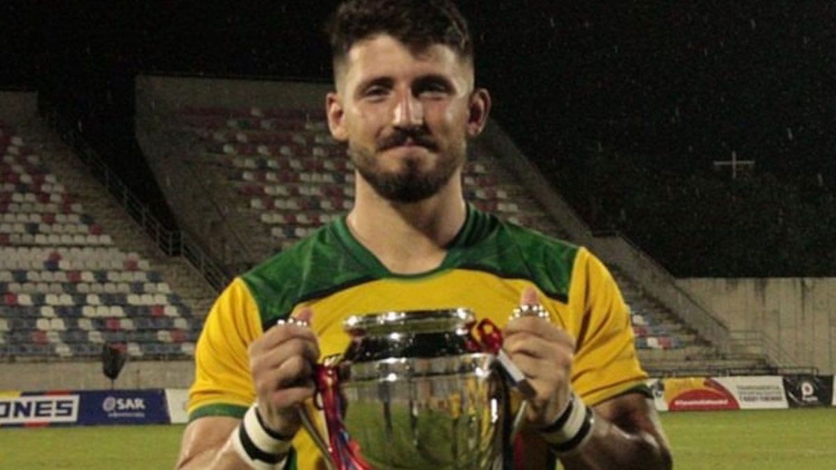 Diego posa con el trofeo de campeón.