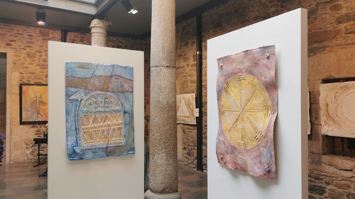 Obras en la exposición de Ángela Merayo en el Museo del Bierzo | Javier Fernández
