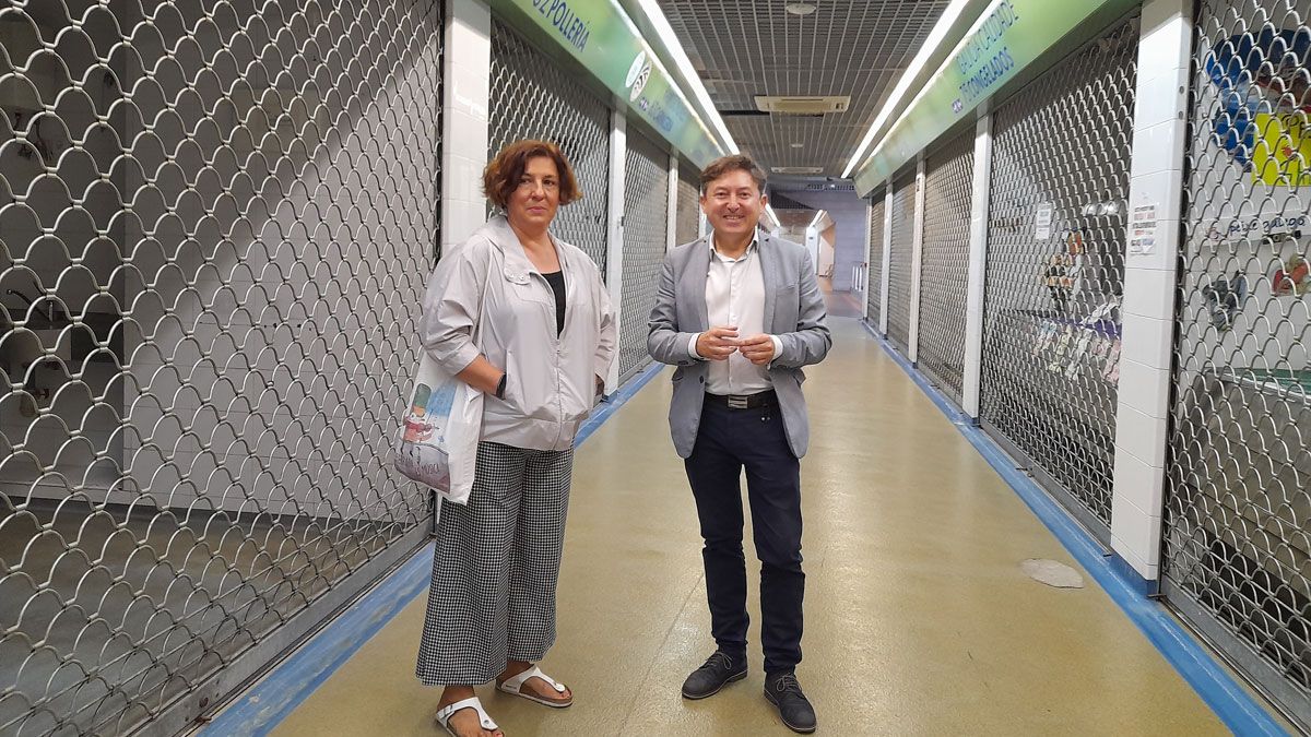 Folgueral y Cristina López paseando por la primera planta del mercado, con todos los locales cerrados. | MAR IGLESIAS