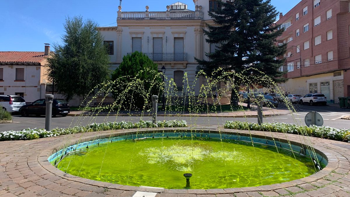 Las fuentes de agua de Valencia de Don Juan se tiñen de amarillo por el Supersoniça Coyanza Sound Fest. | L.N.C.