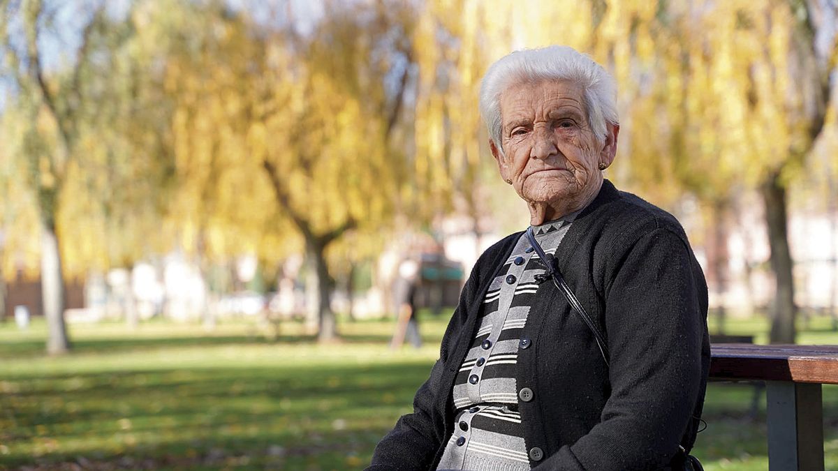 María Rubio Alonso en un descanso del rodaje del documental en el que, recuerda Tomás Valle, "jamás parecía cansada, es más, nos cansaba ella a nosotros, con 97 años". | TOMÁS VALLE