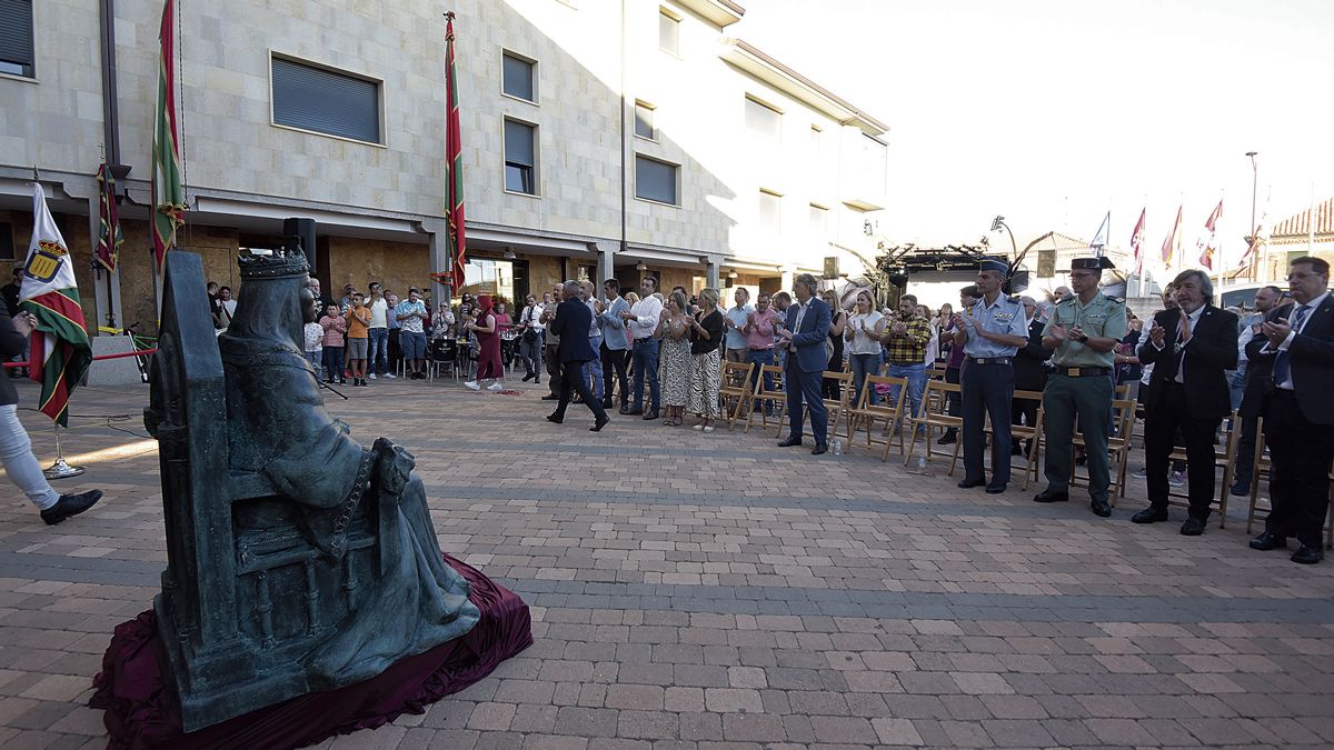 Un momento del acto de inauguración de la escultura, ayer en la Plaza Mayor de Villadangos. | SAÚL ARÉN