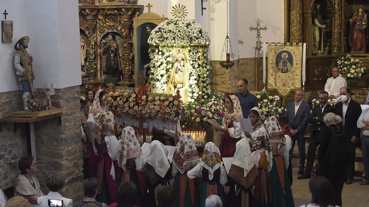Un momento de la procesión de La Carballeda que se celebró este sábado en el Val de San Lorenzo. | SAÚL ARÉN