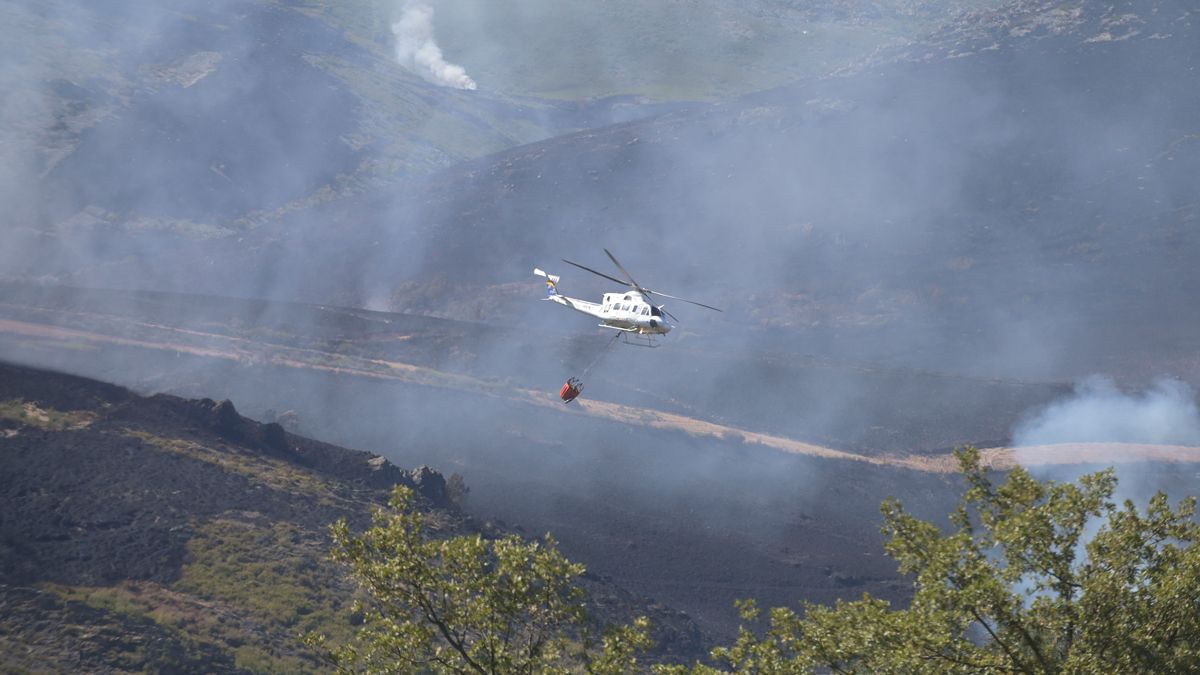 Un helicóptero realizando labores de extinción en el campo de tiro del Teleno. | JESÚS F. SALVADORES