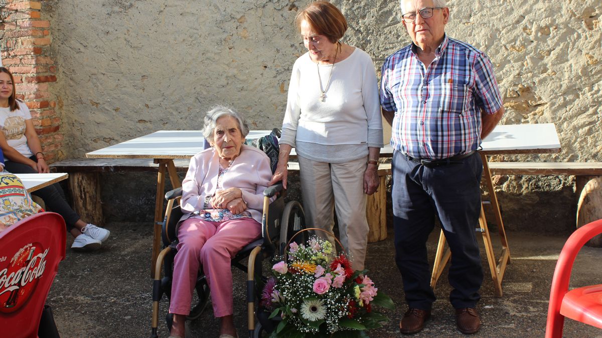 La homenajeada con su hermana, Mari Paz, y Modesto Lafuente. | L.N.C.