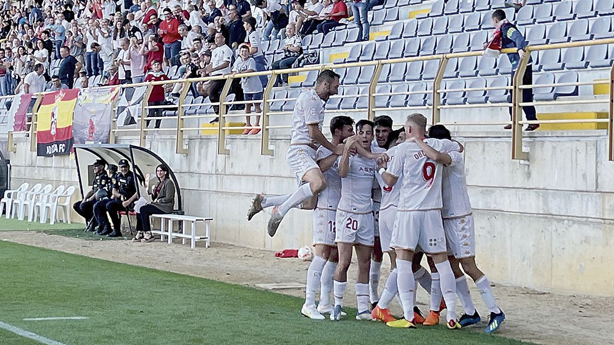 Los jugadores de la Cultural celebran el gol con el que abrían el marcador a los 16 segundos. | SAÚL ARÉN