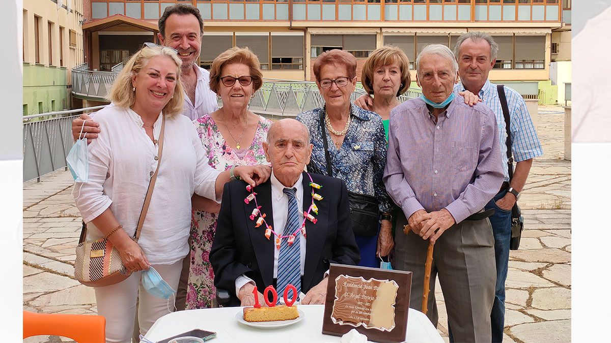 Ángel Pertejo rodeado de sus seres queridos en la residencia Juan Pablo II. | L.N.C.