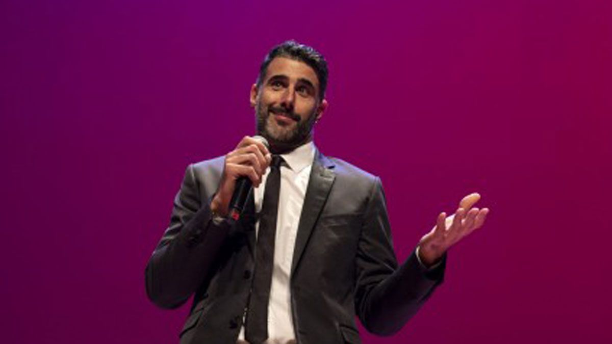 David Amor durante una de sus actuaciones humorísticas | davidamor.es