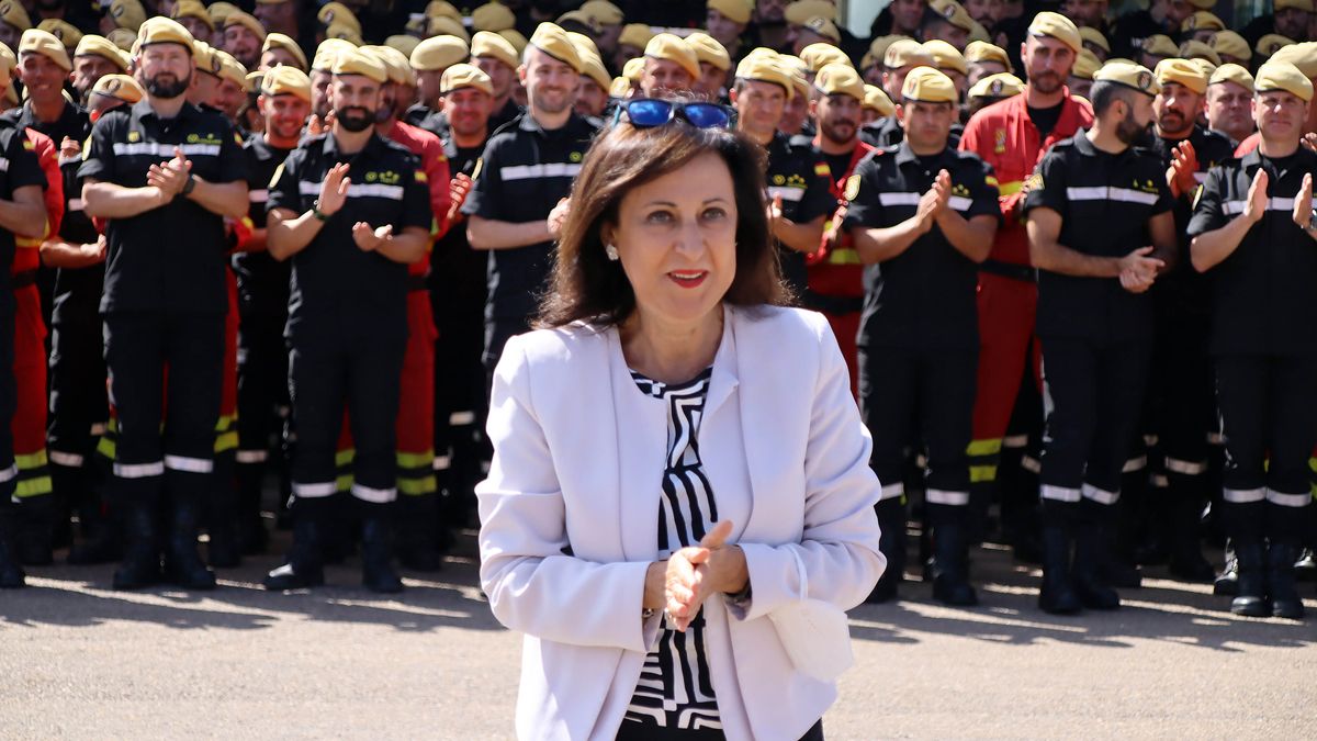 Margarita Robles en su visita a la base Conde de Gazola. | ICAL