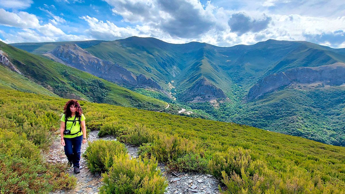 Caminando con parte de los Aquilianos al fondo. | RAQUEL VILLANUEVA