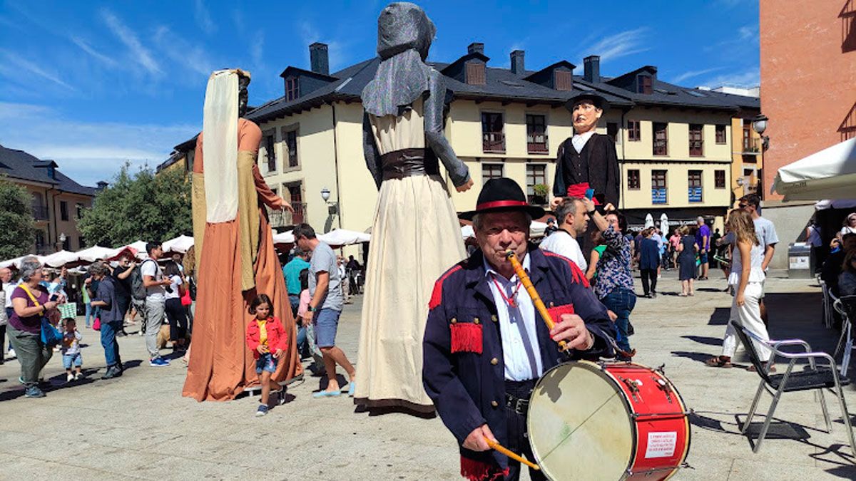 Fernando con los Gigantes a sus espaldas, en el Encuentro de Tamboriteros pasado.