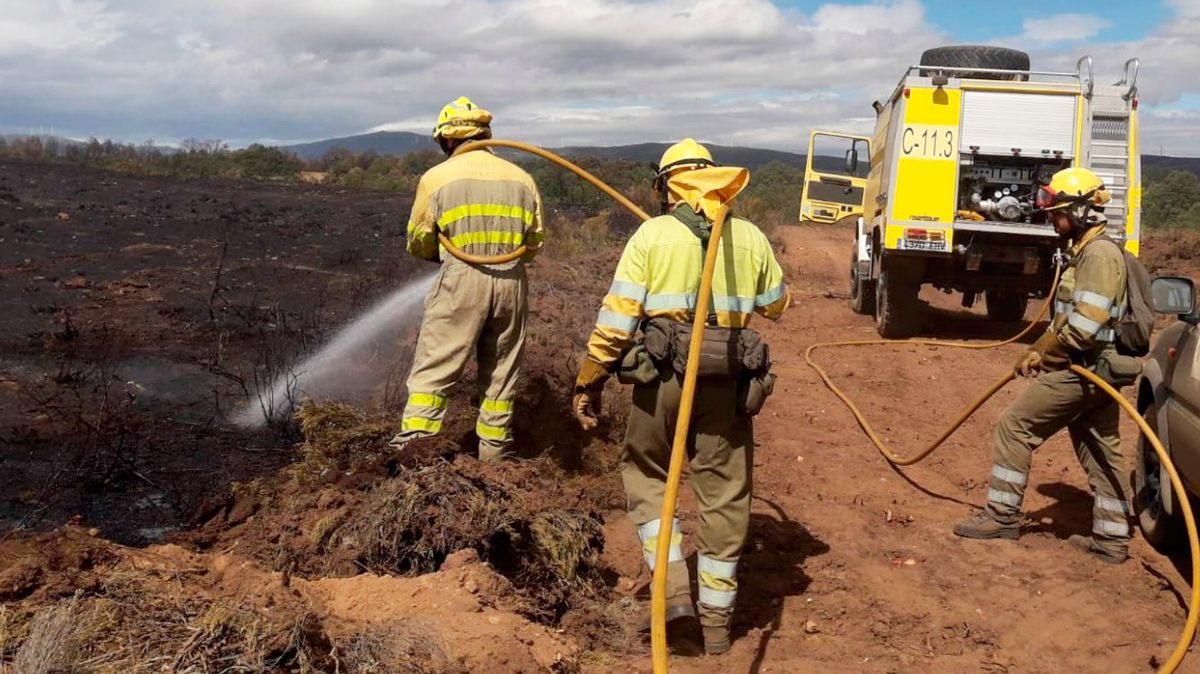bomberos-forestales-incendio-teleno-06092022.jpg bomberos-forestales-incendio-teleno-06092022.jpg