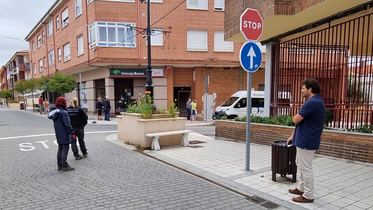 El alcalde, Manuel García, en una visita a Villaobispo. | L.N.C.