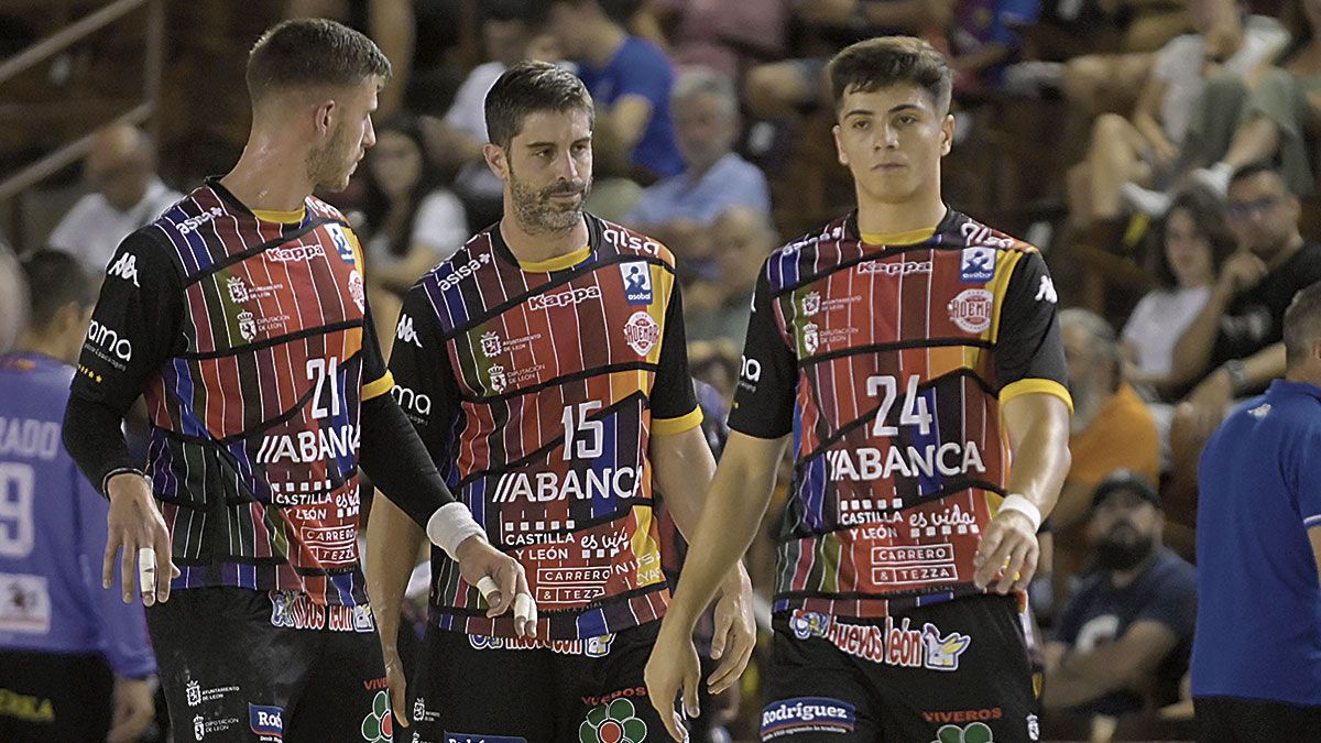 Antonio Martínez, al frente de Castro y Sousa durante un partido de pretemporada. | JESÚS F. SALVADORES