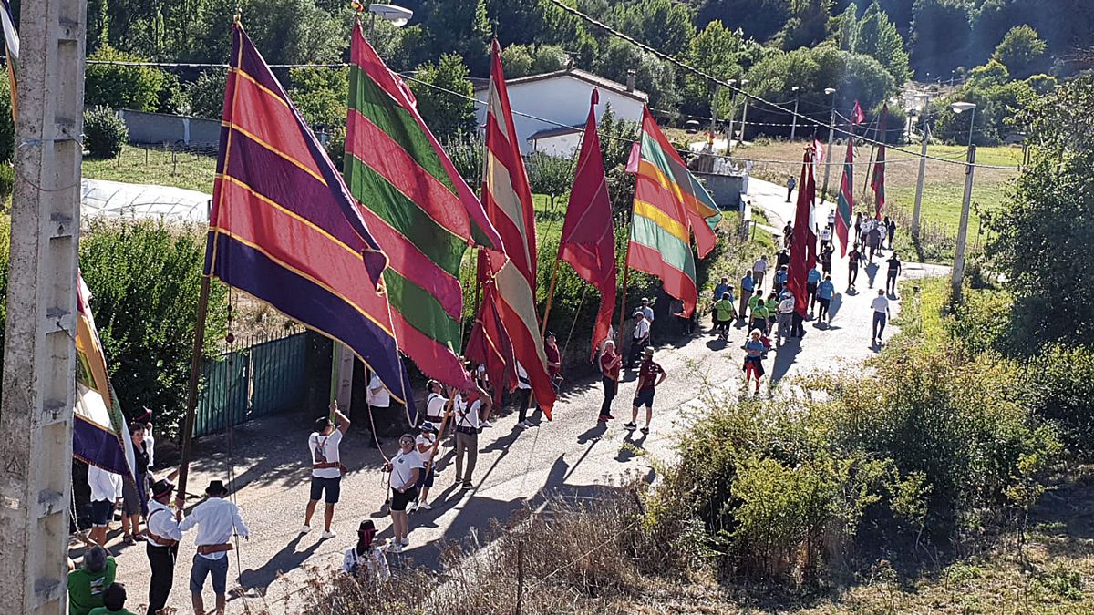 No faltará el desfile de pendones de la comarca como en la imagen, en el año 2019. | L.N.C.