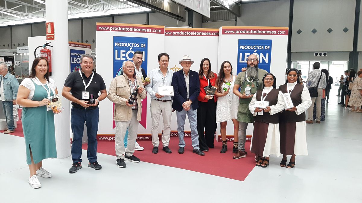 Llorente (centro) con parte de los productores asistentes. | L.N.C.