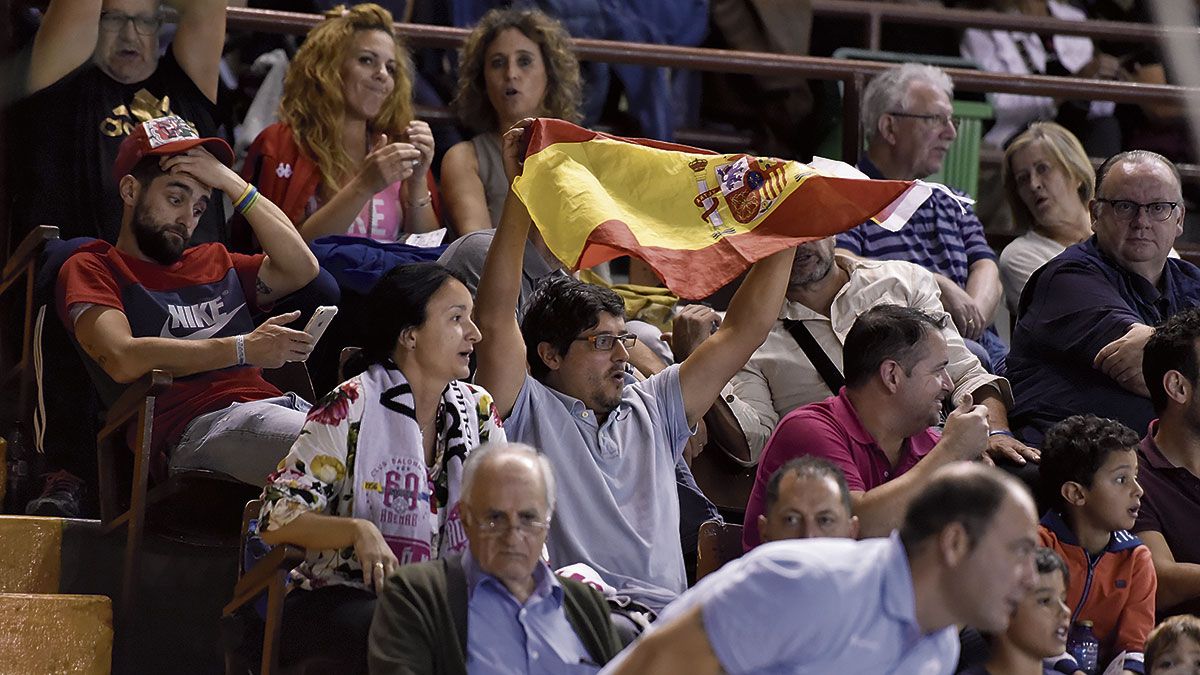 La afición del Ademar. | SAÚL ARÉN La afición del Ademar. | SAÚL ARÉN