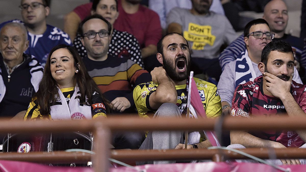 La afición del Ademar, durante el choque frente al Barcelona. | SAÚL ARÉN