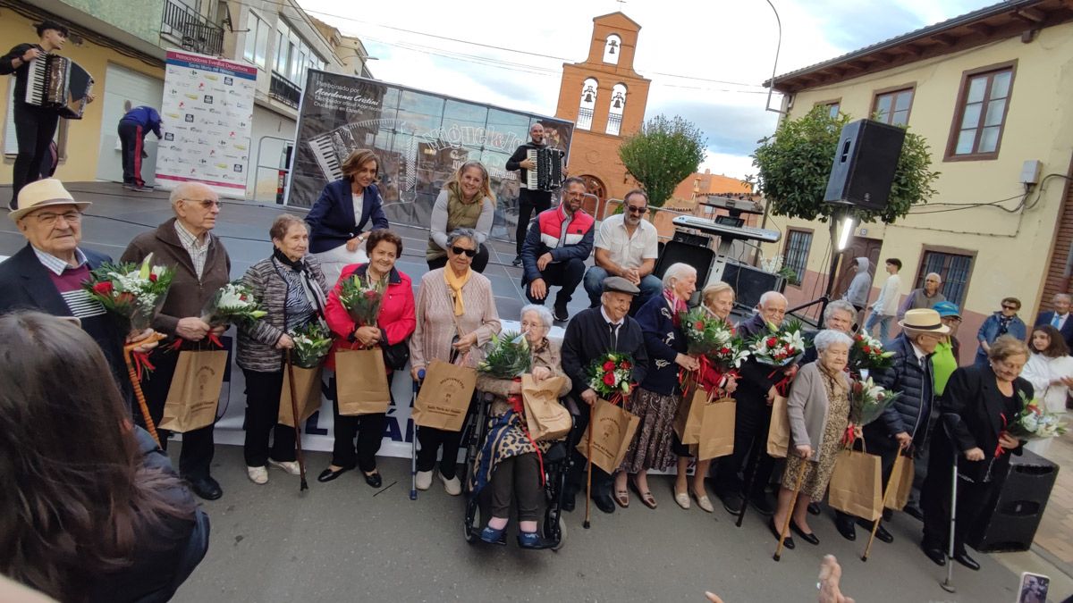 Foto de familia de los catorce mayores de más de 90 años homenajeados en Santa María del Páramo. | A. RODRÍGUEZ