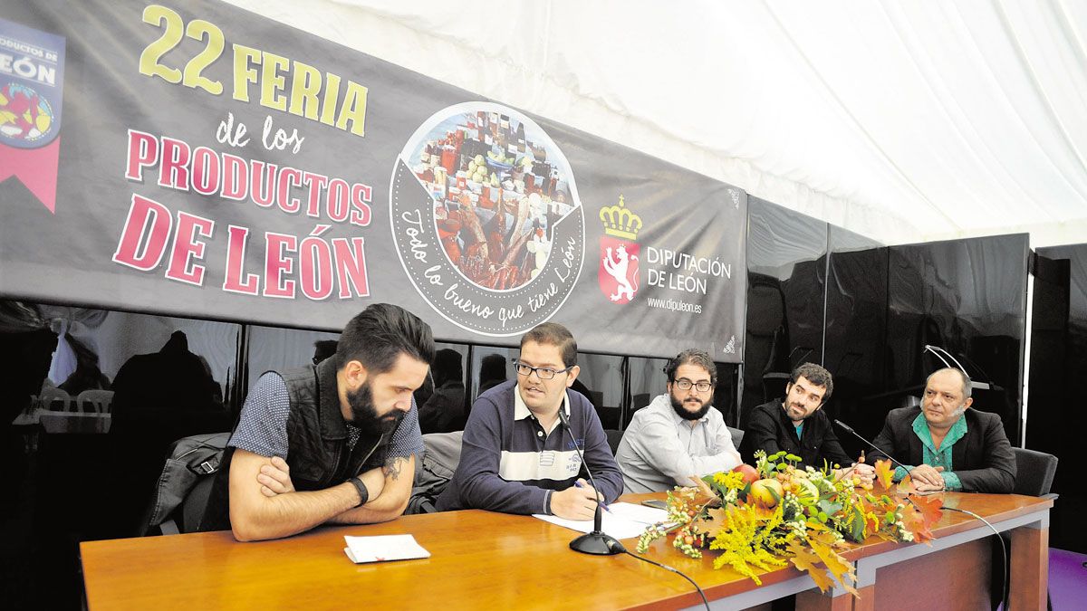 Un instante de la mesa redonda sobre la tapa de León celebrada ayer en la feria. | DANIEL MARTÍN