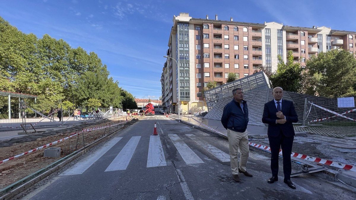 El concejal de Desarrollo Urbano, Luis Miguel García Copete, y el alcalde de León, José Antonio Diez. | CÉSAR