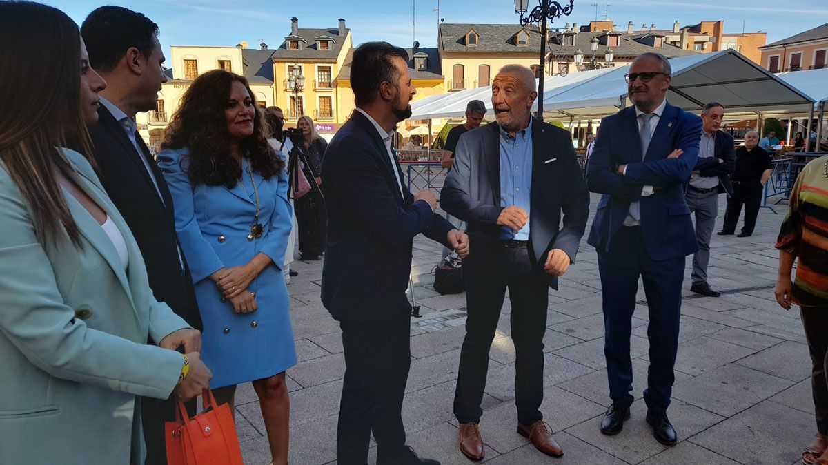 Tudanca a su llegada a Ponferrada, saludando al presidente de la Ciuden. | MAR IGLESIAS