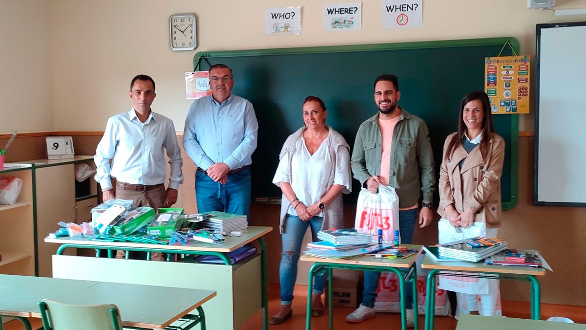 Entrega del material escolar para el CRA Maestro Emilio Alonso. | L.N.C.