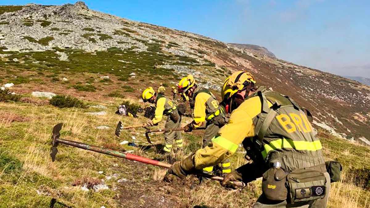 Trabajos de extinción en el campo de tiro del Teleno. | @AT_BRIF