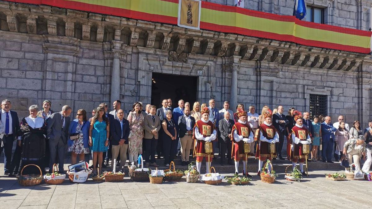 Foto de familia con las ofrendas de las pedanías en primer plano | Javier Fernández